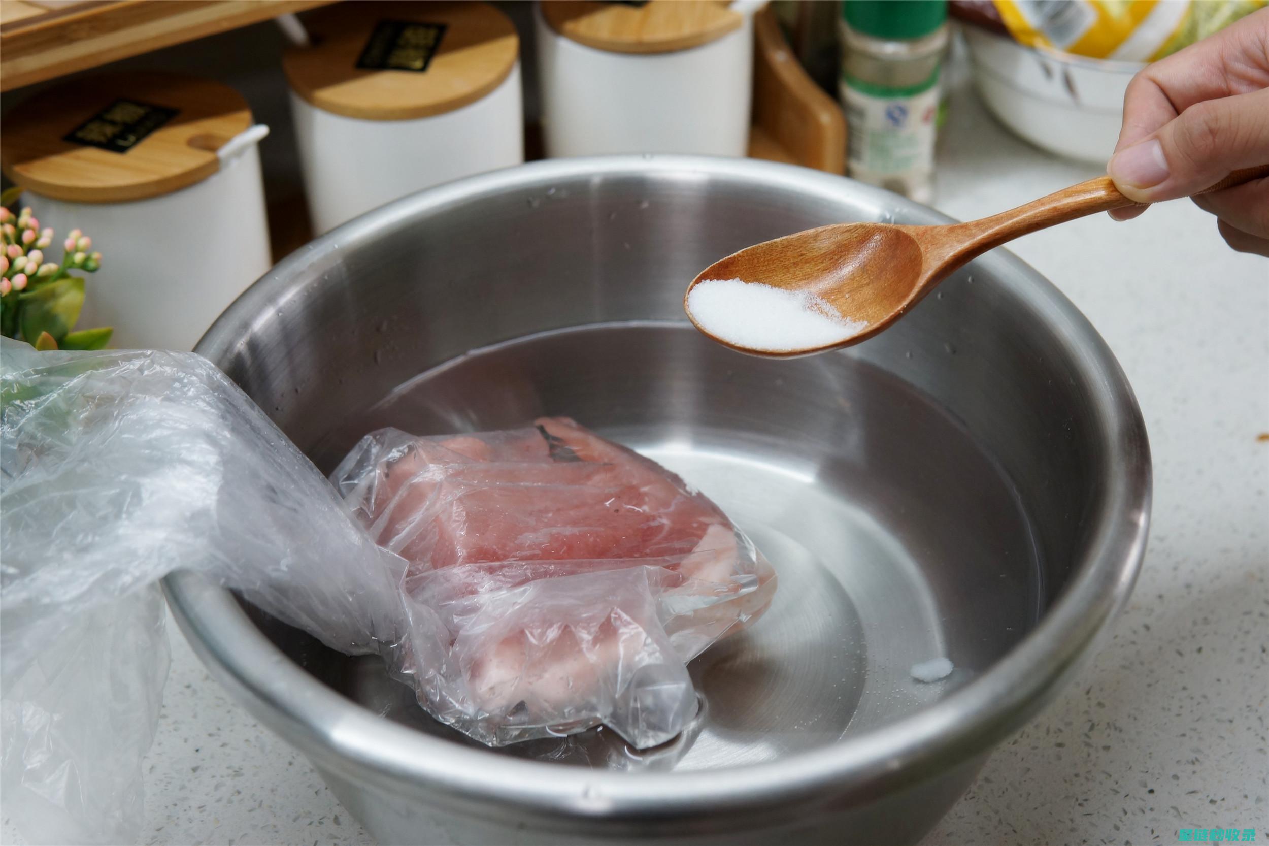 肉类快速解冻技巧：高效实用的方法 (肉类快速解冻最好方法)