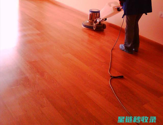 地板打蜡后的护理之道，轻松保持光亮如新 (地板打蜡后的味道有毒吗)
